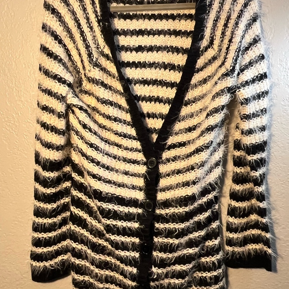 Daytrip Black and White V-Neck Sweater with Stripes Knitted SZ M Cozy Button-Up